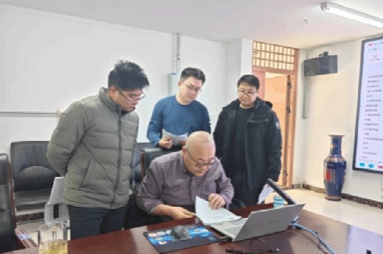 会议由院长李国厚主持