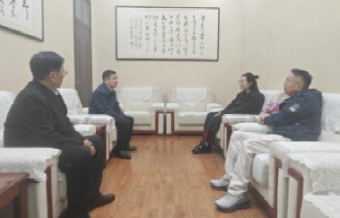 副总经理袁文俊陪同李国厚一行参观了筛